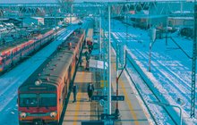 Nowy Targ - pociągi stoją na stacji - na peronie podróżni, fot. Łukasz Hachuła
