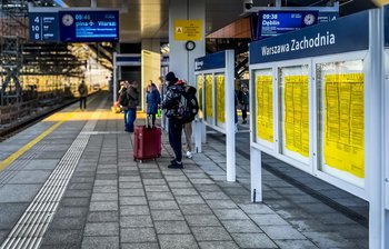 Pasażerowie na peronie stacja Warszawa Zachodnia, autor Anna Znajewska-Pawluk