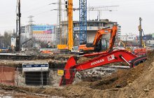 Maszyna prowadzi rozbiórkę starego tunelu na Warszawie Zachodniej