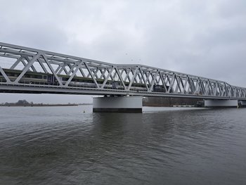 Pociąg na nowym moście kolejowym na Regalicy_fot. Piotr Klimarczyk