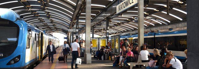 Stacja Katowice, podróżni na peronie, przy peronie pociągi, fot. Katarzyna Głowacka