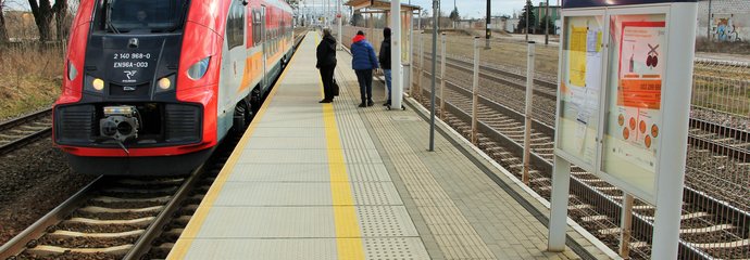 Stacja Nieszawa Waganiec. Pociąg przy zmodernizowanym peronie. W tle podróżni. fot. Przemysław Zieliński PKP PLK