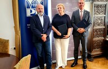 Andrzej Lipski, Zakład Linii Kolejowych w Krakowie, Małgorzata Aleksandrow, Biuro Spraw Pracowniczych PLK SA i prof. Andrzej Szarata, rektor PK, fot. Piotr Hamarnik