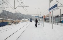 Jordanów - podróżny na peronie, do którego zbliża się pociąg, fot. Łukasz Hachuła