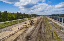 Maszyny i pracownicy budujący nowe tory, Stacja Przytór, Świnoujście, 20.05.2021, fot. Paweł Styczeń