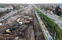 Maszyny na budowie przejścia podziemnego na stacji Warszawa Wawer, widać peron na stacji i pasażerów, fot. P. Mieszkowski (2)