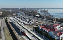 Pociąg na przystanku Zegrze Południowe, w tle widać parking i Jezioro Zegrzyńskie, fot. A. Lewandowski, P. Mieszkowski