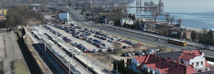 Pociąg na przystanku Zegrze Południowe, w tle widać parking i Jezioro Zegrzyńskie, fot. A. Lewandowski, P. Mieszkowski
