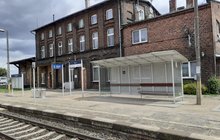 Wiaty na peronie w Żerkowie, na pierwszym planie tor, w tle budynek dworca_fot.kataryzna Kubiak