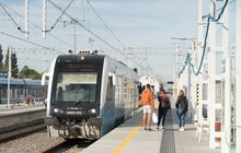 Pociąg i podróżni na stacji Lublin Główny