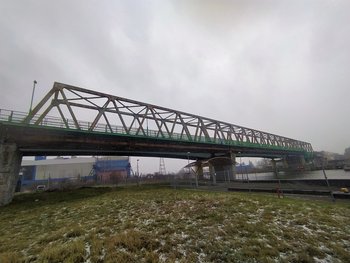 Konstrukcja mostu na rzece Elbląg. Most drogowy i most kolejowy w tle_fot. Łukasz Kramer