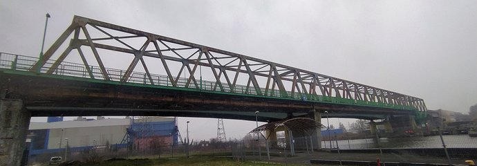 Konstrukcja mostu na rzece Elbląg. Most drogowy i most kolejowy w tle_fot. Łukasz Kramer