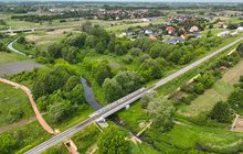 Widok z góry na most kolejowy na rzece Płonka. fot. Paweł Mieszkowski