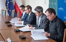 Przedstawiciele PLK SA i PGE EK podpisują porozumienia, fot. PGE EK (3)