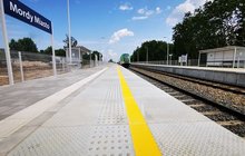 Przystanek Mordy Miasto - pociąg podjeżdża pod nowy peron fot Jan Wiewiórka PKP Polskie Linie Kolejowe SA