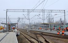 Warszawa Główna, dwa nowe perony i nowy układ torowy, pracownicy wykonują roboty wykończeniowe, fot. PLK 03.03.2021