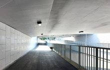 Wiadukt w Łańcucie - górą prowadzą tory, pod obiektem są jezdnie, chodniki dojścia, fot. Justyna Moszyńska (1)