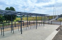 Wiata z miejscami dla rowerów na parkingu przy przystanku Otomino. fot. Przemysław Zieliński PLK