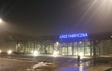 Boczne wejście do dworca Łódż Fabryczna z nowym szylem świetlnym w kolorzezniebieskim. Fotografia Janusz Rau_PLK