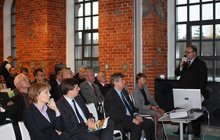 Wiceprezydent Łodzi Marcin Bugajski prezentuje koncepcję włączenia dworca w architekturę miasta