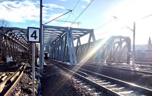 Nowy most w Przemyślu między elementami starej przeprawy, przez obiekt przejeżdża pociąg, fot, Krzysztof Próchnicki (1)