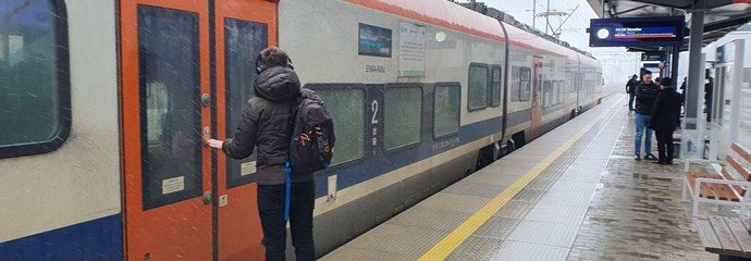 Podróżny wsiada do pociągu na stacji Kraków Bieżanów. Autor Piotr Hamarnik