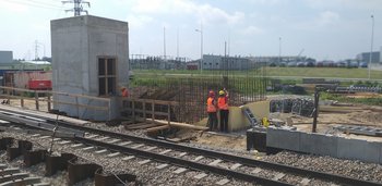Przystanek Rzeszów Dworzysko - pracownicy na budowie, widać konstrukcje peronu i przejścia podziemnego, fot. Paweł Urbańczyk