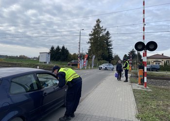 Akcja ulotkowa kampanii Bezpieczny Przejazd w Niedrzwicy Kościelnej, SOK rozdaje ulotki fot. Anna Znajewska Pawluk