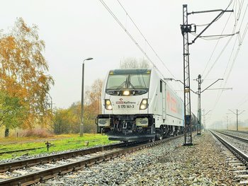 Lk 741 Mimowola-Jaksice, pociąg towarowy na torze, fot. Alicja Dzierbicka, PLK