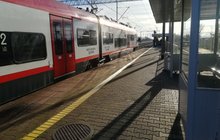 Pociąg i podróżny na stacji Słupca, fot. Radek Śledziński