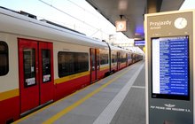 Pociąg na przystanku, widać wyświetlacz z rozkładem jazdy fot. W.Włoch