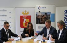 Przedstawiciele PLK SA, SZRM i wykonawcy podpisują umowe na budowę wiaduktu nad torami w Warszawa Wesoła, fot. Stołeczny Zarząd Rozbudowy Miasta (2)