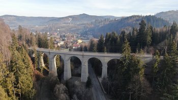 Wiadukt kolejowy w Wiśle Głębce widziany z lotu ptaka, na wiadukcie tor i sieć trakcyjna, fot. Adam Roik (1)