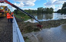Kolejarze na moście nad Nysą Kłodzką w Lewinie Brzeskim
