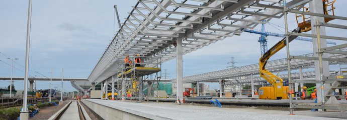 Konstrukcja wiaty na nowo budowanym peronie, fot. Martyn Janduła