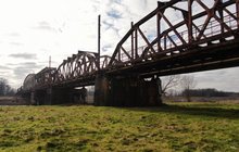 Most kolejowy w Brzegu Dolnym nad Odrą - widok na konstrukcje mostu nad terenem zalewowym