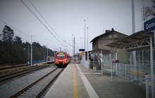 Pociąg przy zmodernizowanym peronie - stacja Domanin