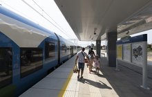 Pasażerowie wsiadający do pociągu na nowym peronie w Reptowie_fot. Łukasz Bryłowski