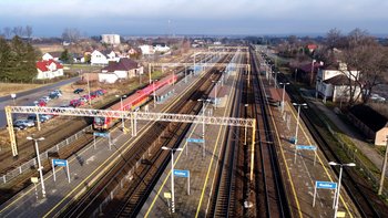 Pociąg oczekuje na odjazd na stacji Kozłów, widok z lotu ptaka, fot. Piotr Hamarnik (1)