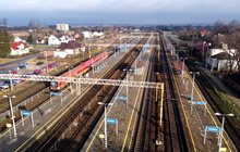 Pociąg oczekuje na odjazd na stacji Kozłów, widok z lotu ptaka, fot. Piotr Hamarnik (1)