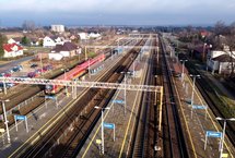 Pociąg oczekuje na odjazd na stacji Kozłów, widok z lotu ptaka, fot. Piotr Hamarnik (1)