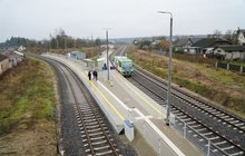 Pociąg i podróżni na stacji Hajnówka
