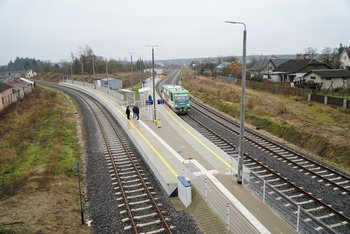 Pociąg i podróżni na stacji Hajnówka