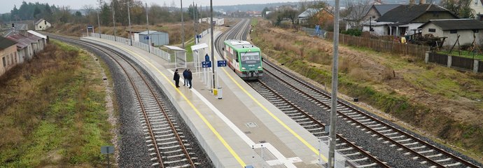 Pociąg i podróżni na stacji Hajnówka