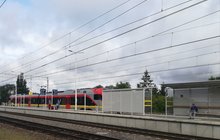 Stacja Łask, pociągi przy nowym peronie, podróżni. Fot. Rafał Wilgusiak
