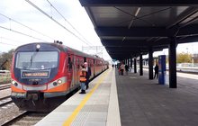 Stacja Olkusz - na peronie podróżni, obok stoi pociąg, fot. Monika Minior (2)