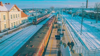 Widok 'z lotu ptaka' na pociągi i pasażerów na stacji Nowy Targ, fot. PLK