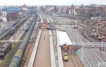 Widok z góry na stację Olsztyn. Konstrukcje nowych peronów. Pociągi na stacji_fot. Damian Strzemkowski
