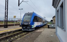 Pociąg pasażerski stojący przy peronie stacji Ełk fot. Mirosław Siemieniec