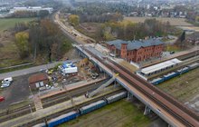 Pociąg towarowy, perony i wiadukt kolejowy na stacji Kępno, fot. Tomasz Nizielski PKP PLK
